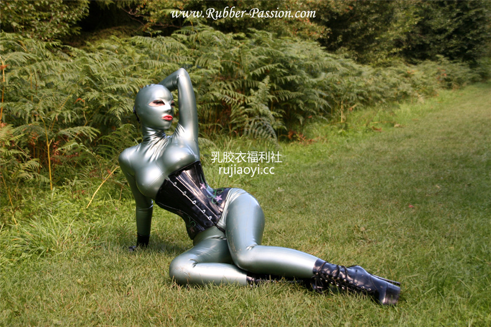 [Rubber Passion] 全包墨绿乳胶衣女郎户外行走露出诱惑胴体