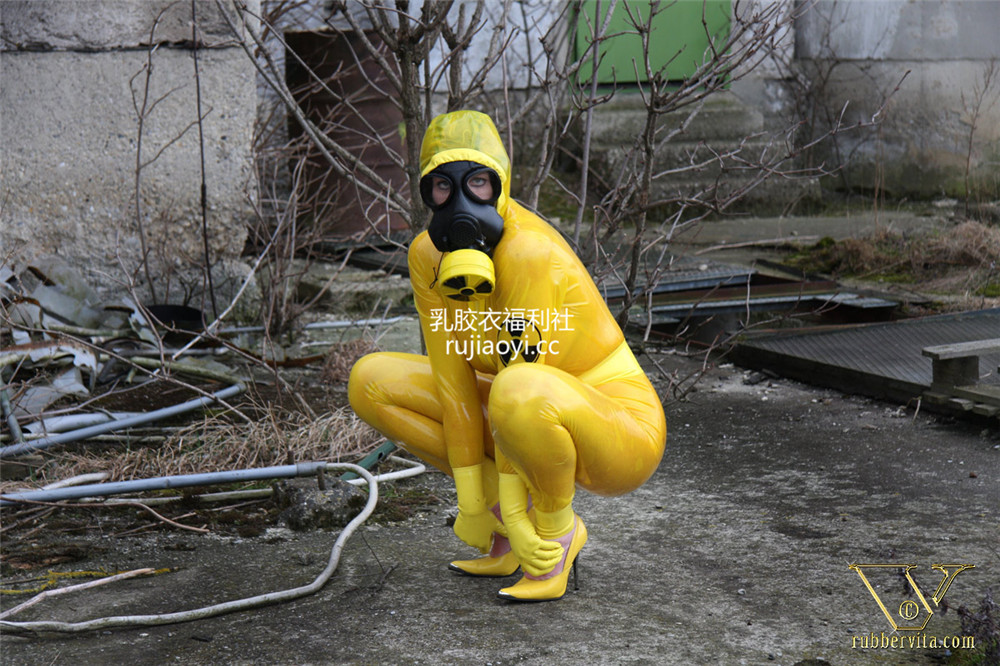 [RubberVita] 户外乳胶衣防毒面具调教新体验