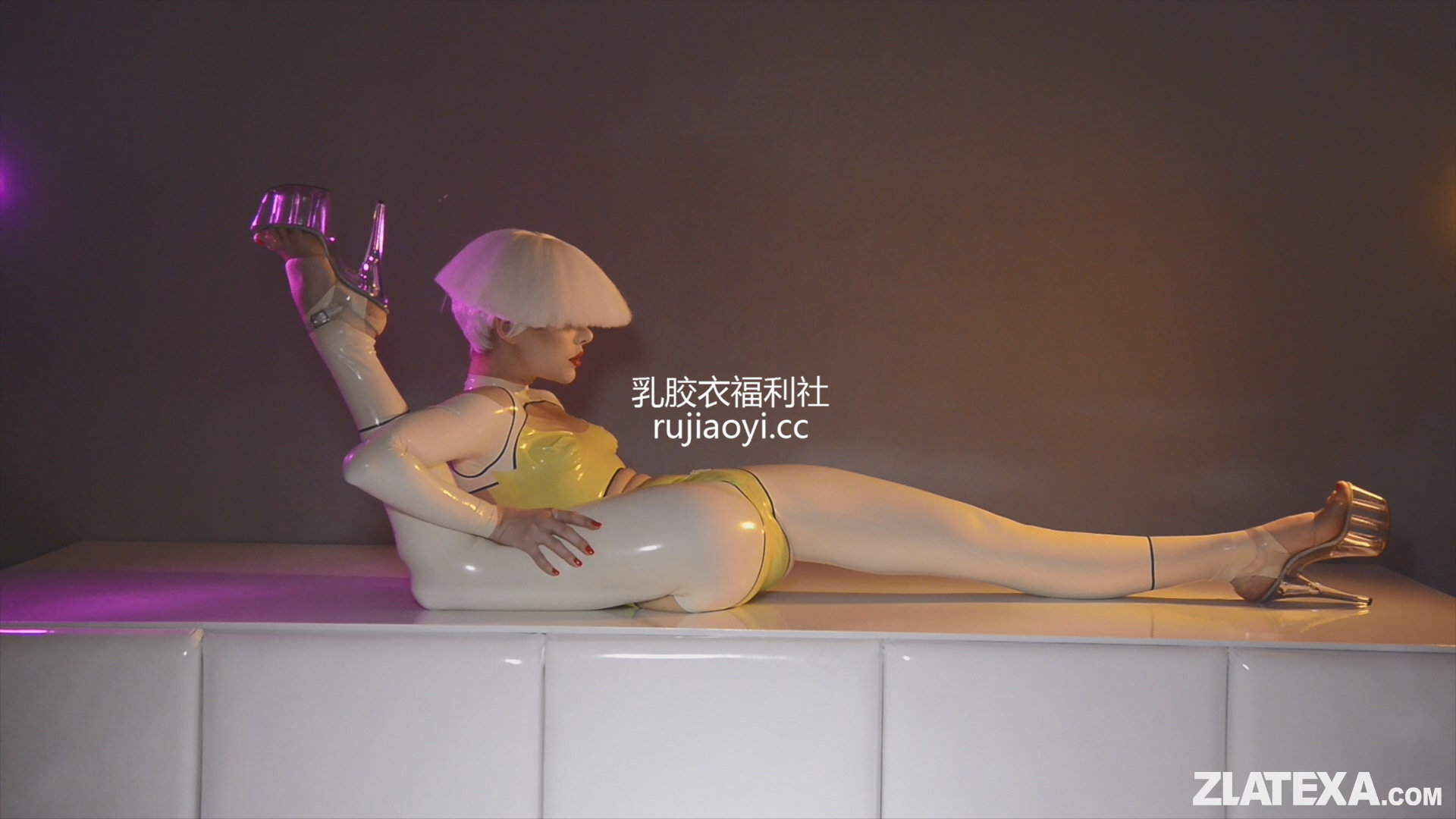 [永V专享-独家精品乳胶衣视频] 乳胶衣美女身体极度柔软做出不同体位-1080p高清视频 [1V/791M]
