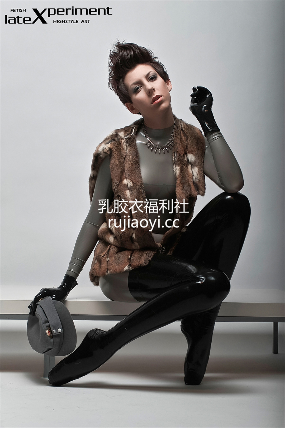[LateXperiment] 性感嫩妹全身上下包裹在乳胶衣中