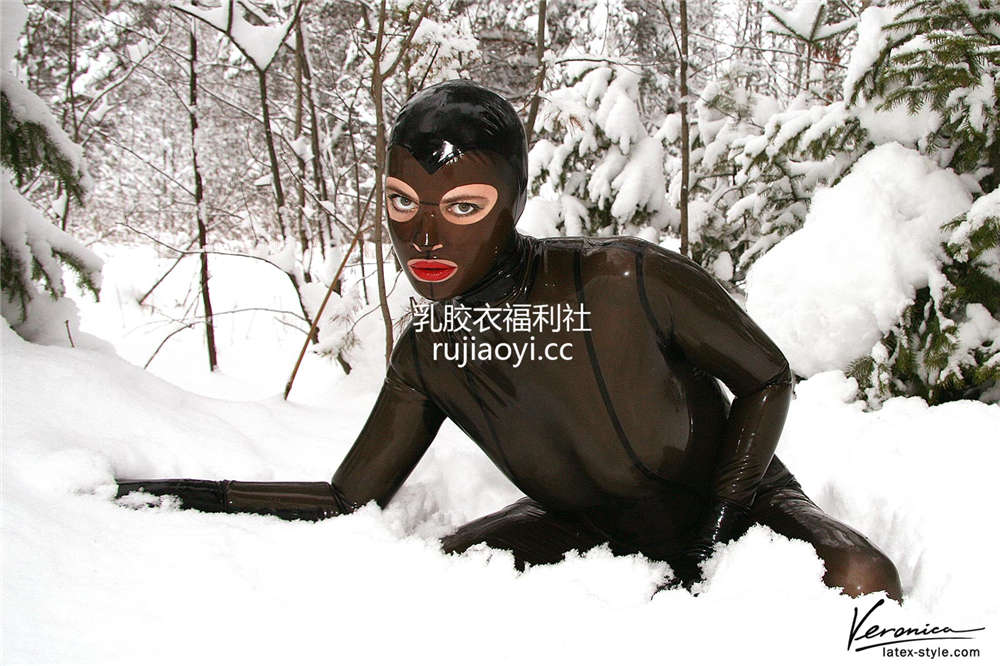 [LatexVeronica] 雪地半透明乳胶衣头套美女美好身材一览无遗