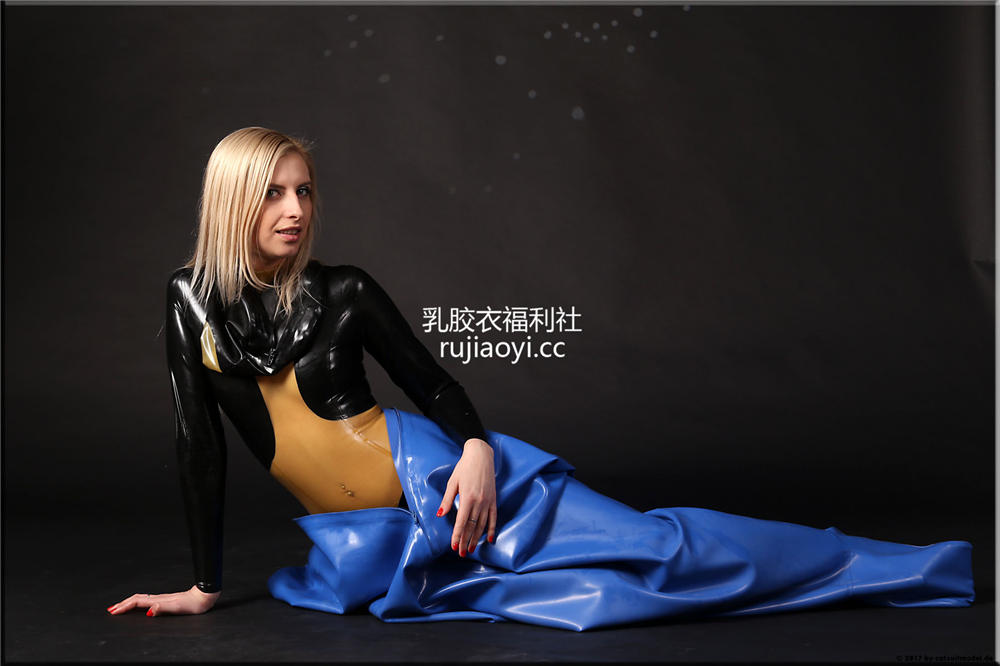 [精品乳胶衣套图] 乳胶睡袋拘束体验