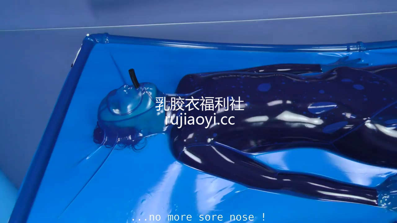 [永V专享-独家精品乳胶衣视频] 美女体验窒息乳胶真空床-720P高清视频 [1V/79M]