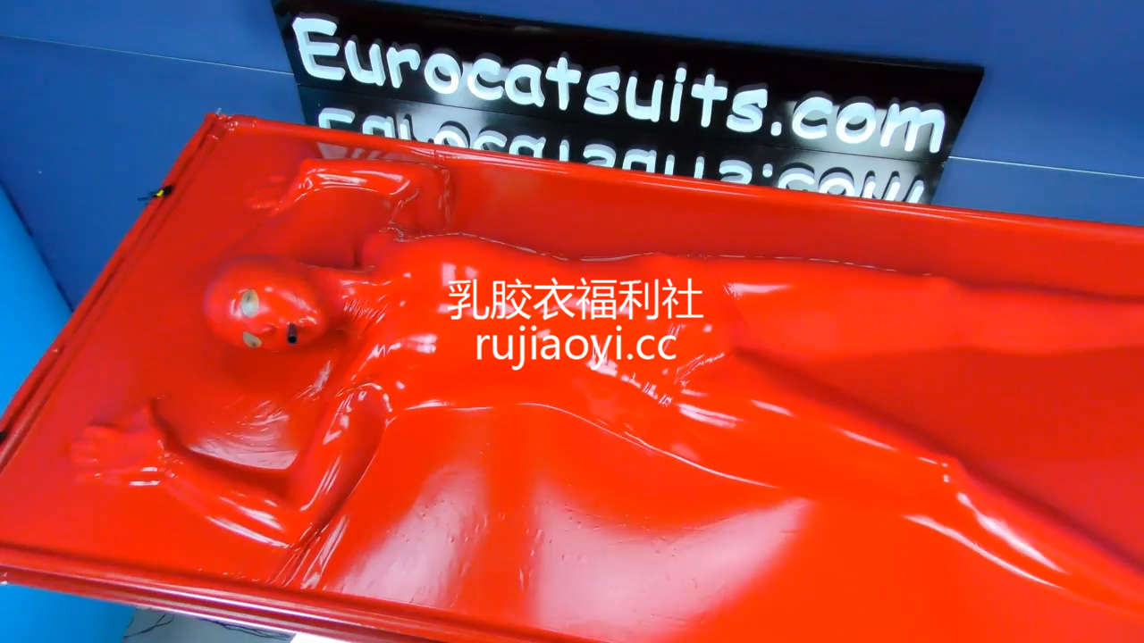 [永V专享-独家精品乳胶衣视频] 密封的面罩少女第一次尝试乳胶真空床-720P高清视频 [1V/33M]