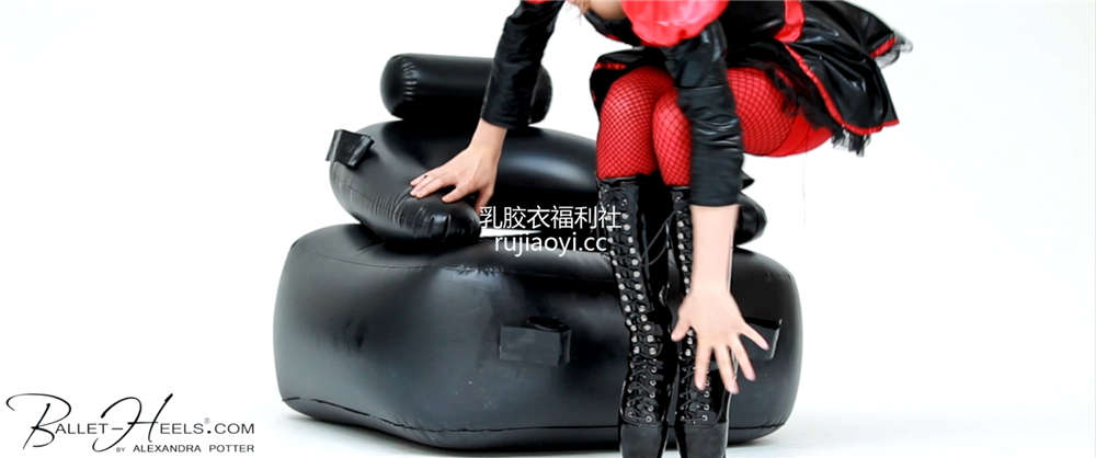 [永V专享-独家精品乳胶衣视频] 乳胶衣皇后身材惹火引人遐想-720P高清视频 [1V/278M]