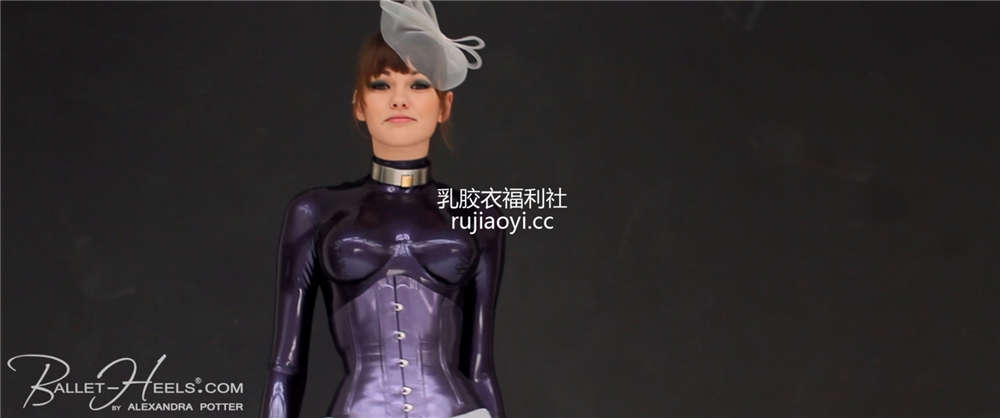 [永V专享-独家精品乳胶衣视频] 小妹妹颈圈紫色紧身衣身姿傲人-720P高清视频 [1V/358M]