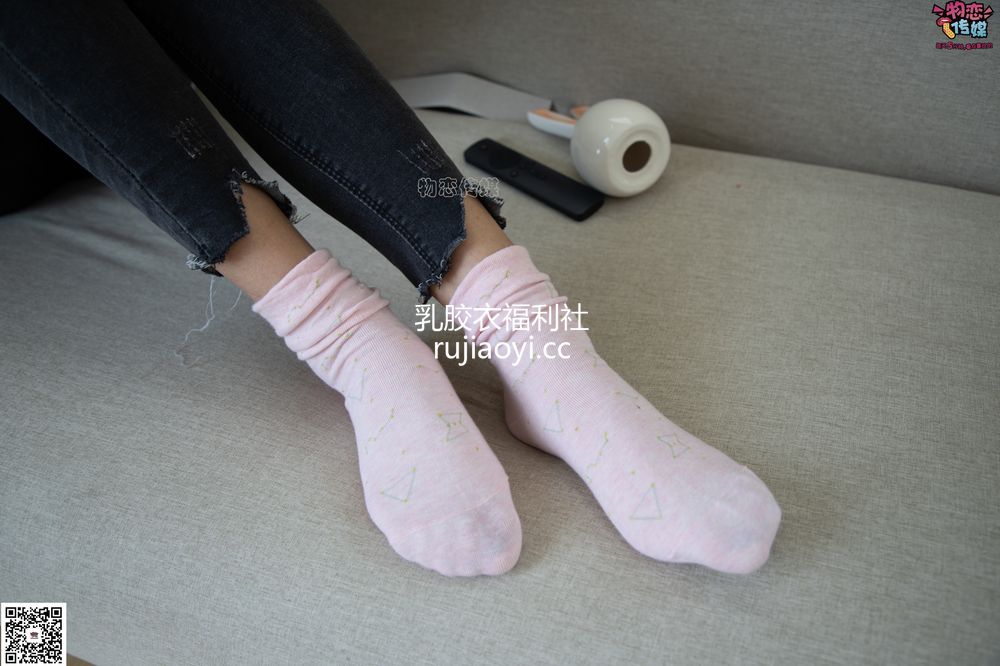 [物恋传媒] No.069 腾腾-小兔子乖乖，你来猜猜。（粉色棉袜、裸足） [139P1V864M]