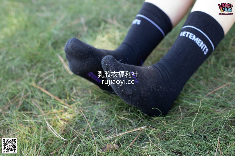 [物恋传媒] No.056 眼神犀利,表情高冷小姐姐的深蓝色棉袜 [160P1V1.35G]