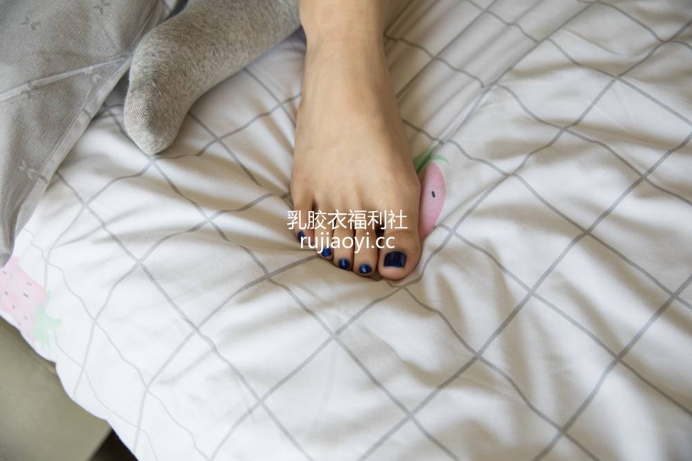 [物恋传媒] No.154 Elise-纯情的她（匡威帆布鞋、棉袜、裸足） [160P1V3.13G]