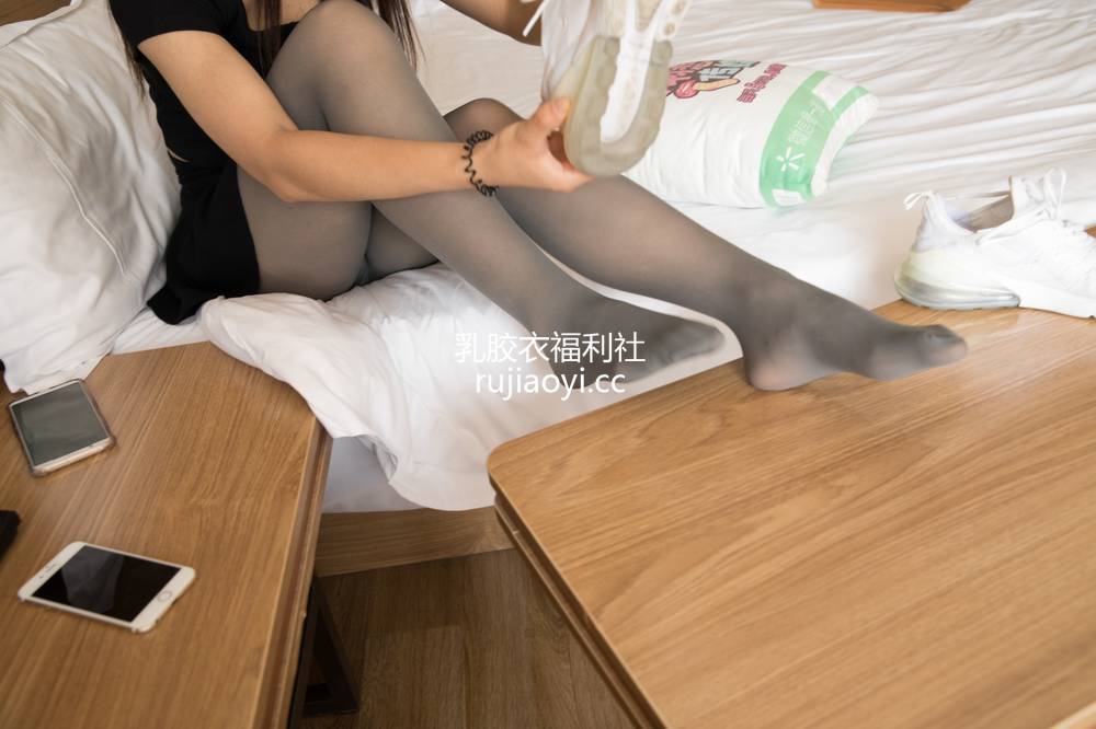 [物恋传媒] No.162 璐璐-典雅的唯美（连衣裙、nike运动鞋、灰丝、裸足） [155P2V3.57G]