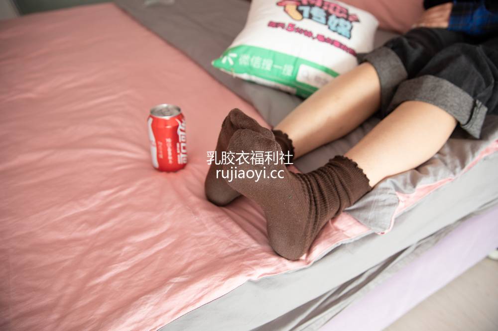 [物恋传媒] No.126 曼文-魔法少女的文艺范（棕色堆堆袜、淡紫色棉袜、裸足、板鞋） [162P1V1.51G]