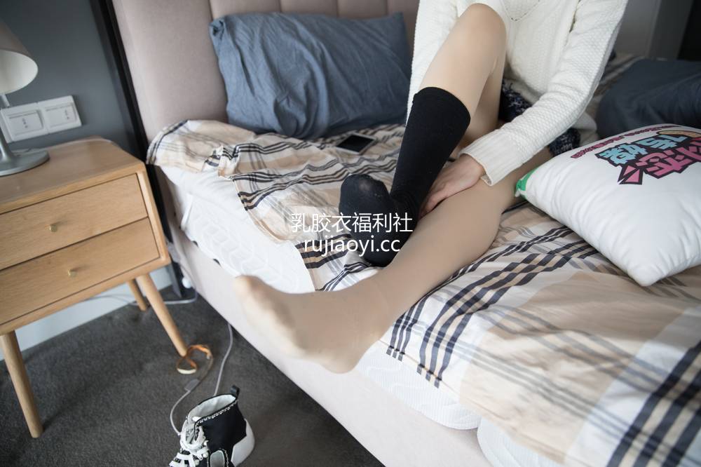 [物恋传媒] No.143 如夕-甜美笑容，甜美堆堆袜（帆布鞋、橙色堆堆袜、黑色棉袜、肉丝） [136P1V2.78G]