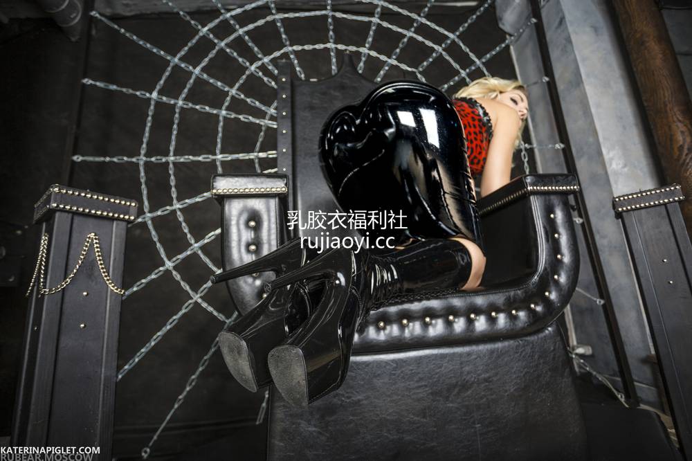 [Katerinapiglet] 妹子黑亮乳胶裙露出浑圆翘臀 [57P40M]