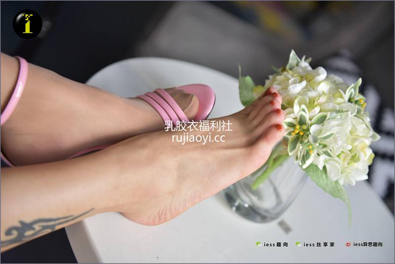 [IESS异思趣向] 普惠集 014-素人表妹的裸足秀特写 [99P86MB]