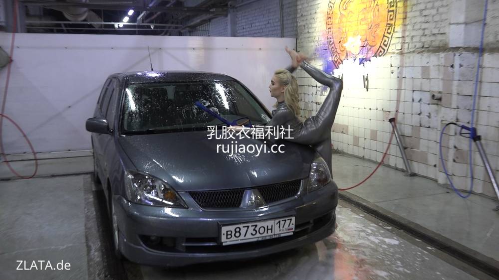 [永V专享-独家精品乳胶衣视频] 妹子紧身乳胶衣诱惑洗车-1080P高清视频 [1V1.37G]