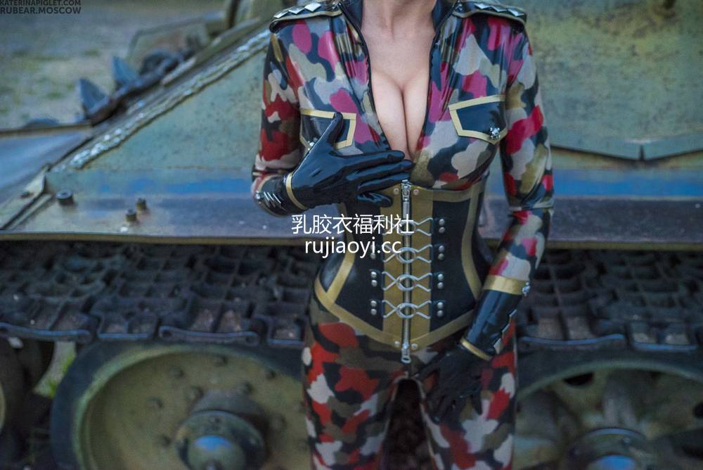 [Katerinapiglet] 狂野美少女全包乳胶衣完美演绎制服诱惑 [56P71M]