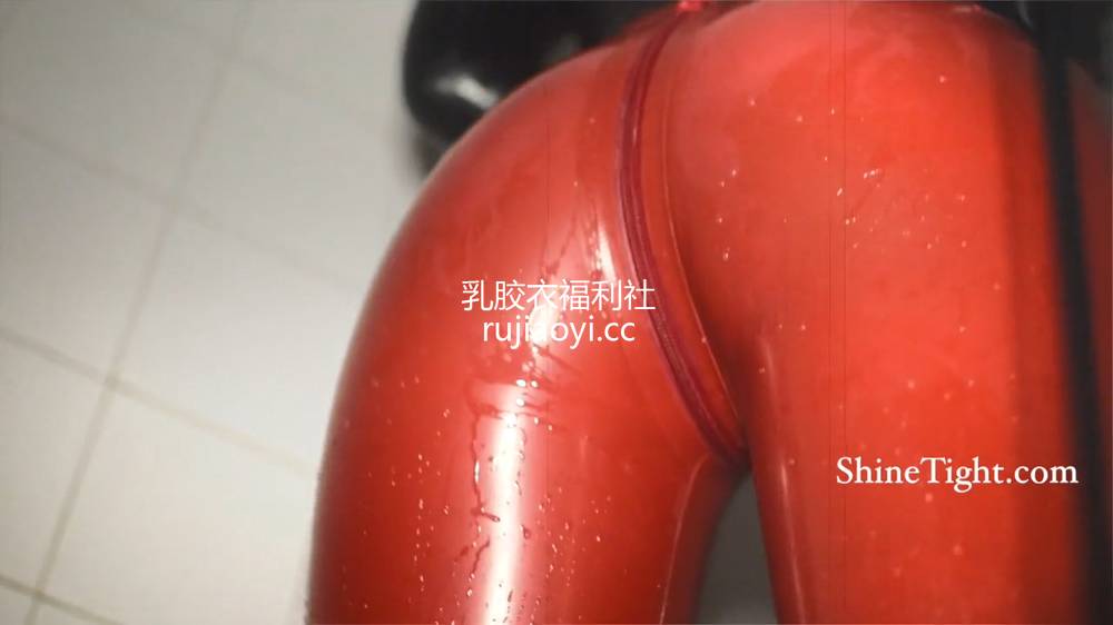 [永V专享-独家精品乳胶衣视频] 妹子拼色乳胶衣在浴室搔首弄姿-720P高清视频 [1V138M]