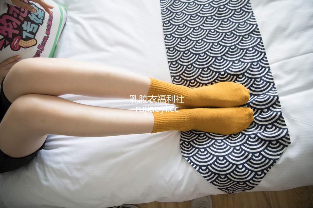 [物恋传媒] No.172 佳琪-民宿里纯情的她 [144P1V2.2G]