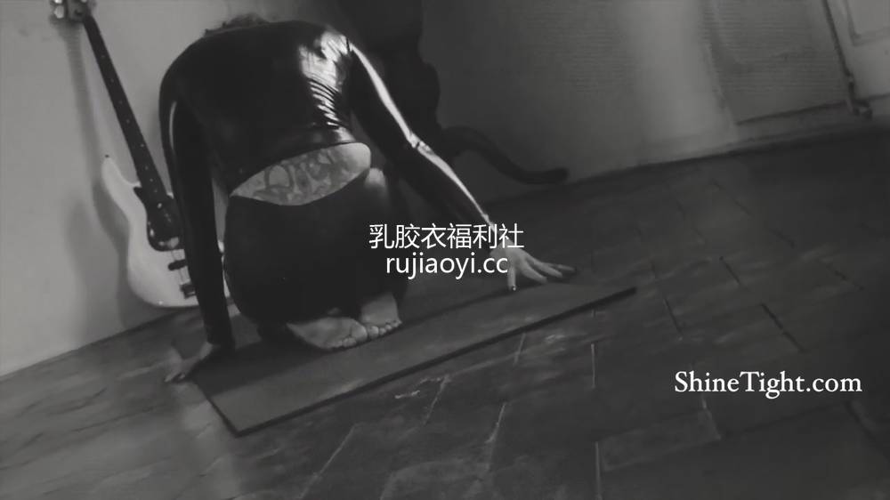 [永V专享-独家精品乳胶衣视频] 妹子紧身情趣皮裤诱惑十足-720P高清视频 [1V75M]