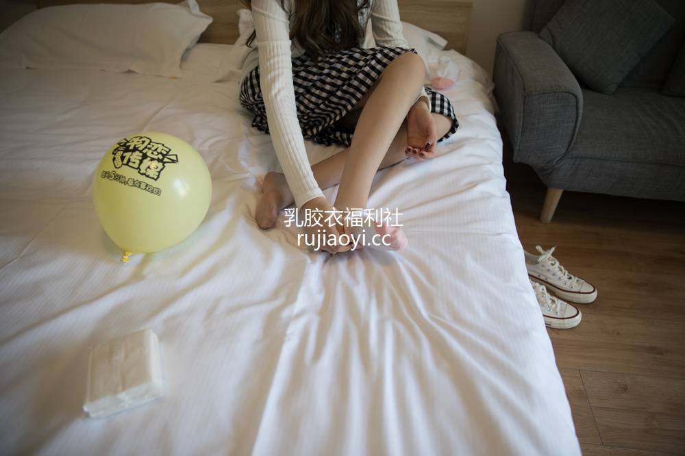 [物恋传媒] No.220 佳琪小清新里的感性 [189P1V5.45GB]