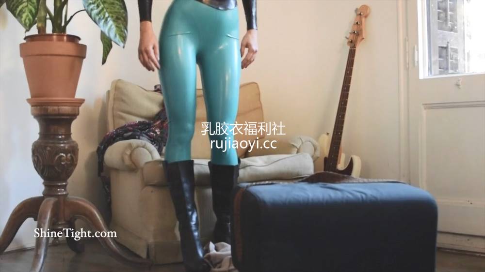 [永V专享-独家精品乳胶衣视频] 妹子回家把外套脱下露出全包乳胶衣-720P高清视频 [1V226M]