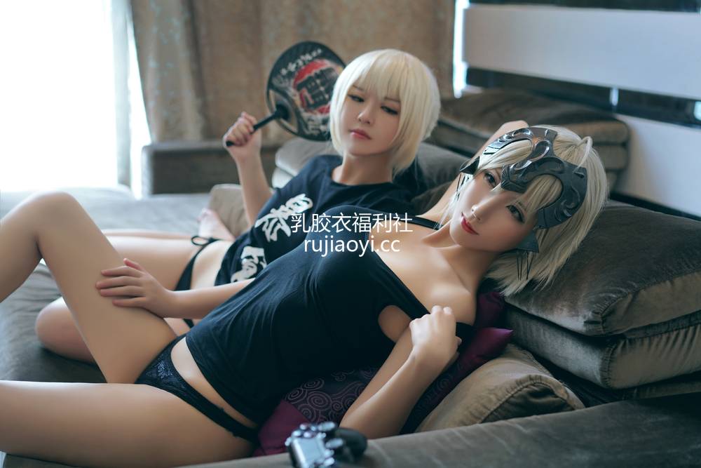 [网红杂图] 半半子&索索 – 家居游戏时间 [30P39MB]