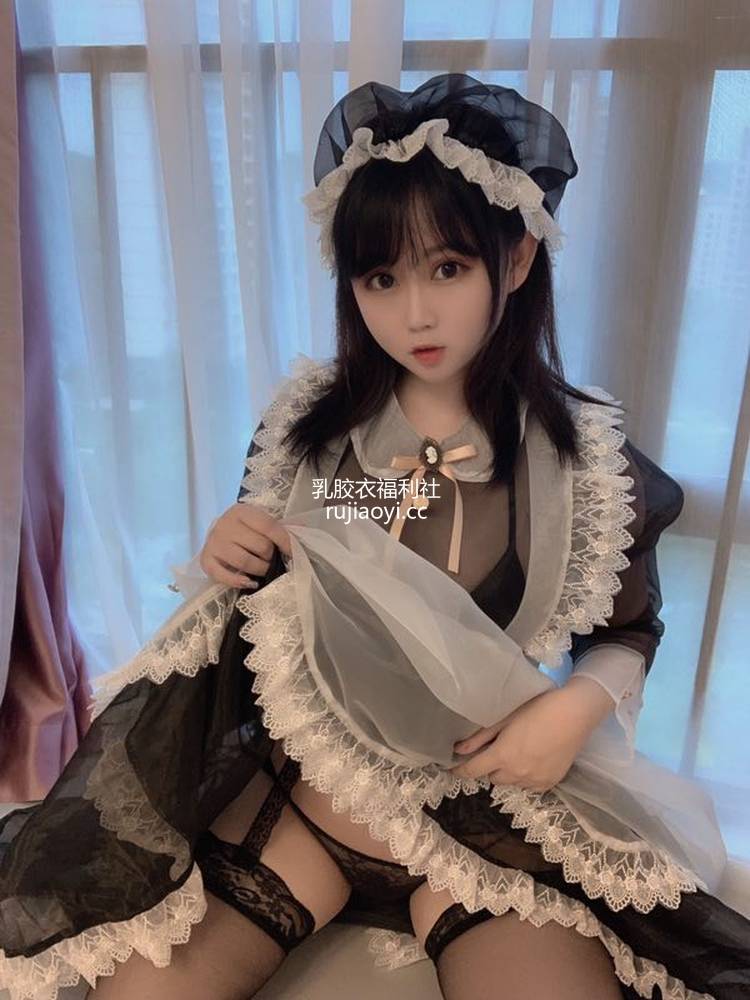 [网红杂图] 蜜桃少女是依酱呀 – 透明女仆 [30P58M]