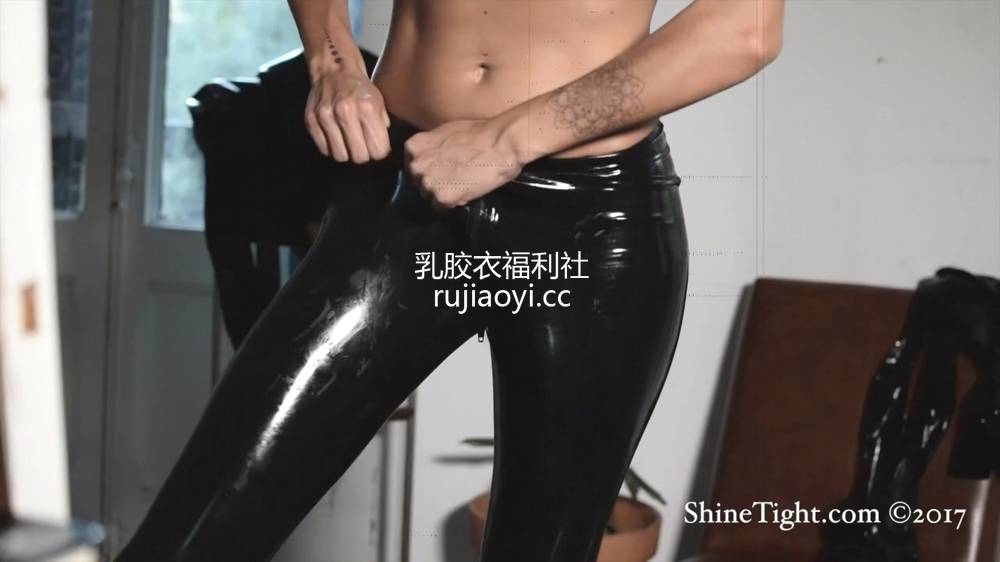 [永V专享-独家精品乳胶衣视频] 妹子三点式穿乳胶裤-720P高清视频 [1V241M]
