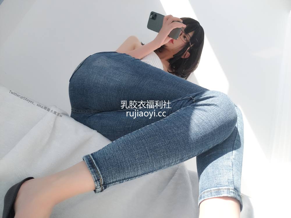 [网红杂图] 眼酱大魔王w – 牛仔裤 [32P164MB]