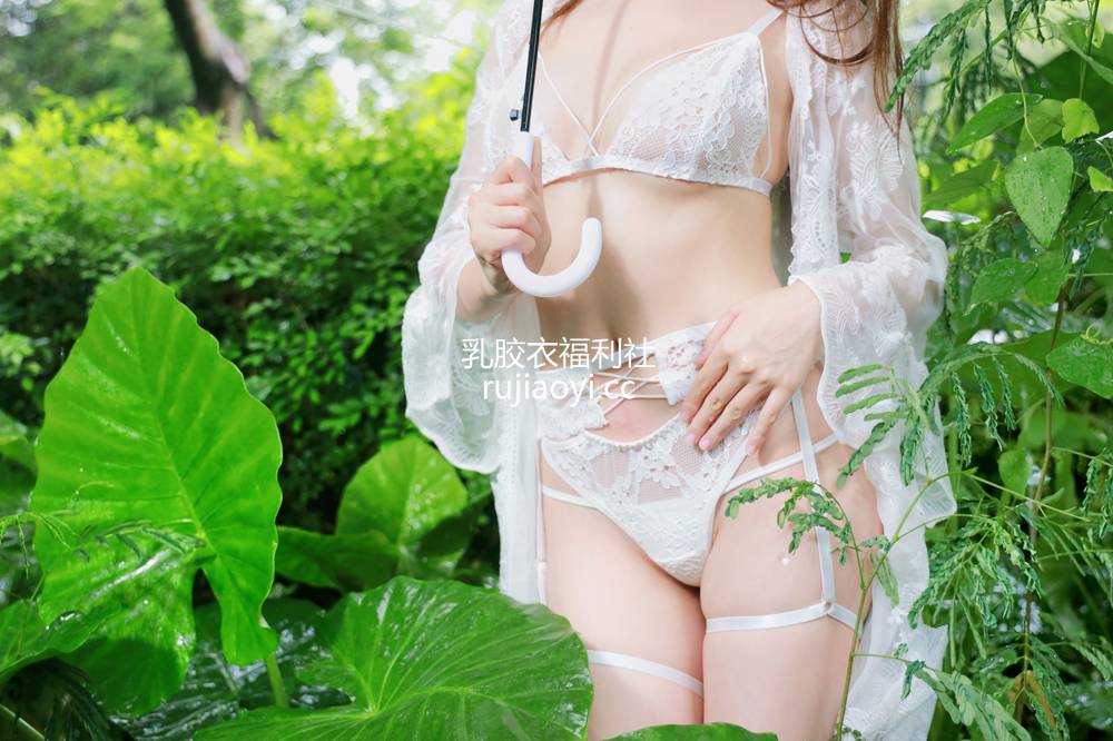 [网红杂图] 抖娘-利世 – 小树林 [30P250M]