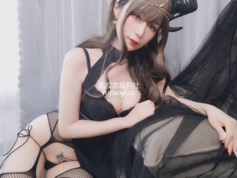 [网红杂图] 白银 – 黑山魅魔 [50P1V397MB]