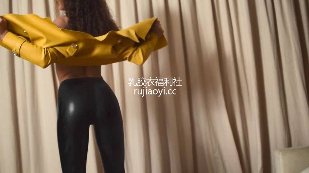 [永V专享-独家精品乳胶衣视频] 妹子帮乳胶裤涂光亮剂-720P高清视频 [1V114M]