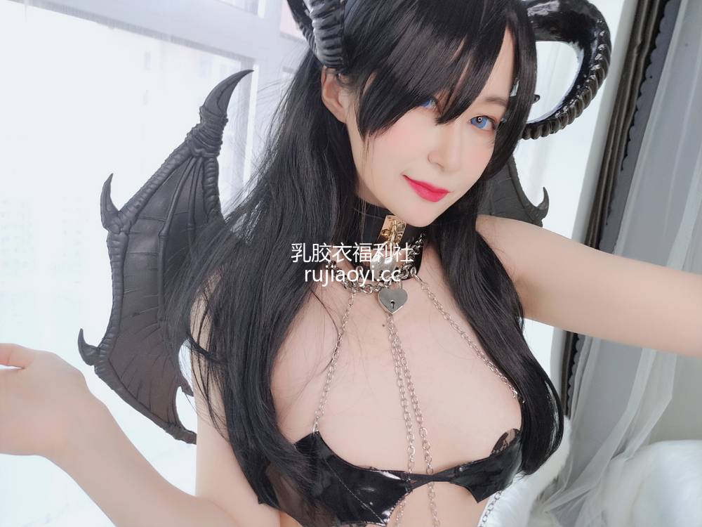 [网红杂图] 白银 – 黑龙少女 [51P126M]