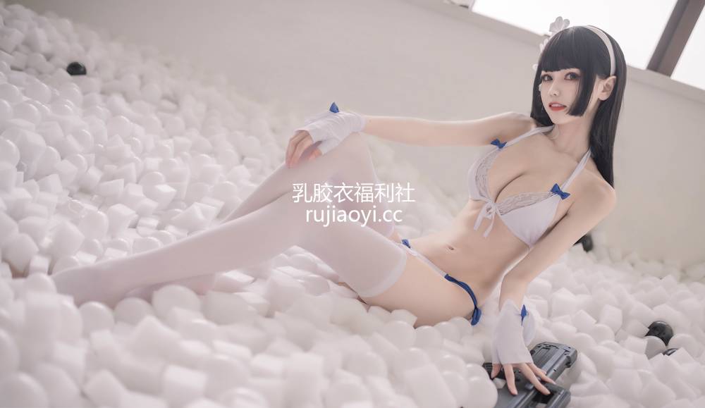 [网红杂图] 你的负卿 – 95泳装 [14P144MB]