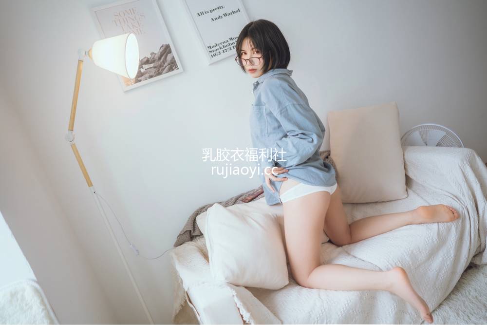 [网红杂图] 逐月su – 蓝色衬衫 [22P88MB]