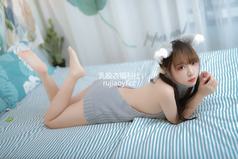 [网红杂图] 二佐Nisa – 宠物少女 私房露背毛衣 [17P37MB]