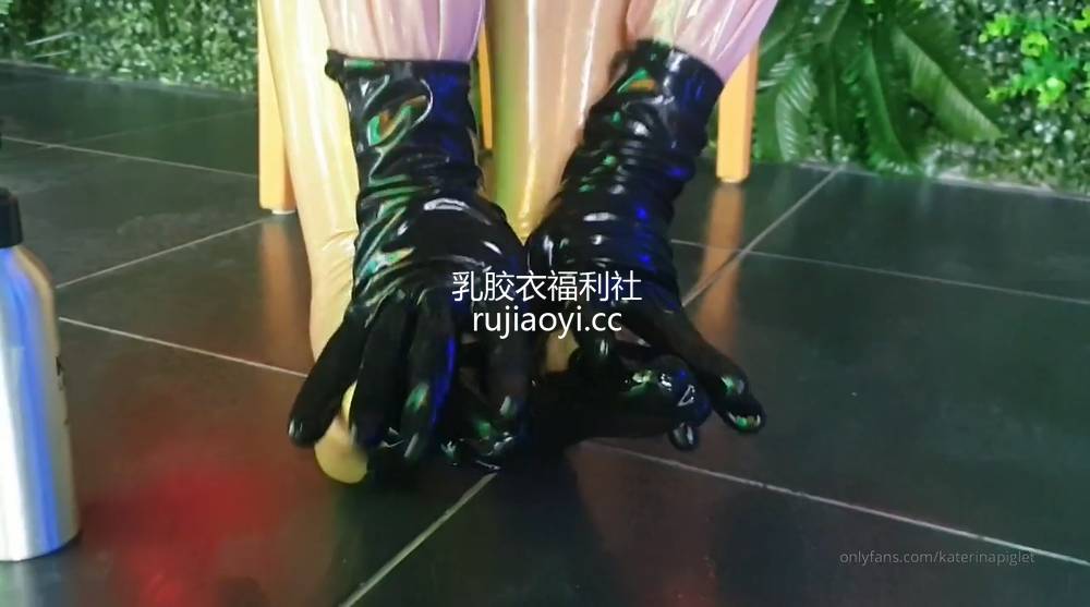 [永V专享-独家精品乳胶衣视频] 妹子小脚穿乳胶裤涂光亮剂撩人至极-720P高清视频 [1V124M]
