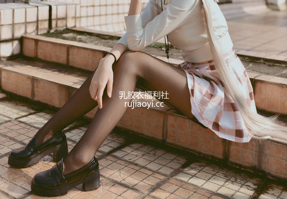 [网红杂图] 五更百鬼 – 校服穹 [12P72MB]