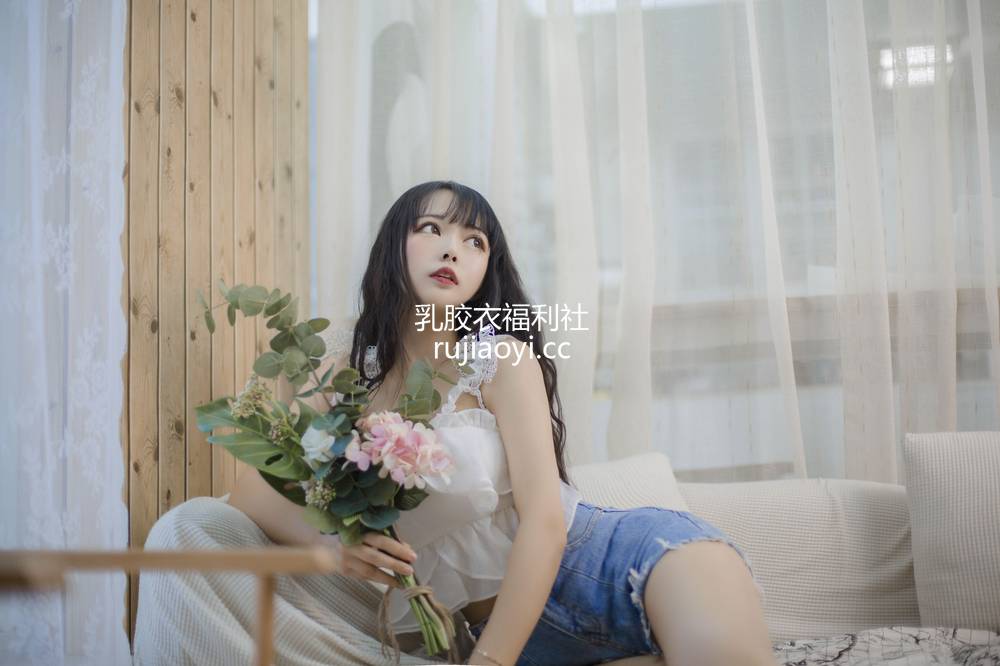 [网红杂图] 黑猫猫OvO – 客厅 [16P74M]