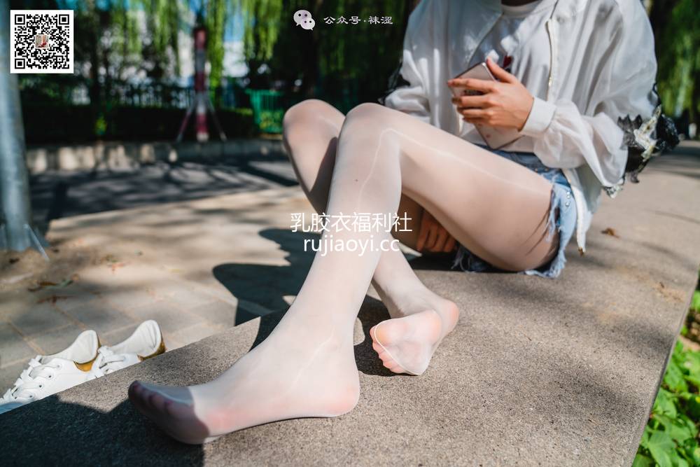[袜涩] NO.060 当穿白丝的妹子遇到大叔 [68P1.31G]