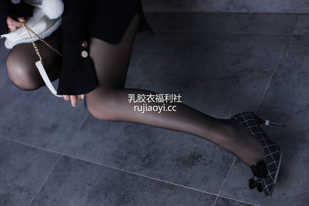 [奈丝写真] NO.065：高高-针织裙搭配黑丝 [36P357MB]