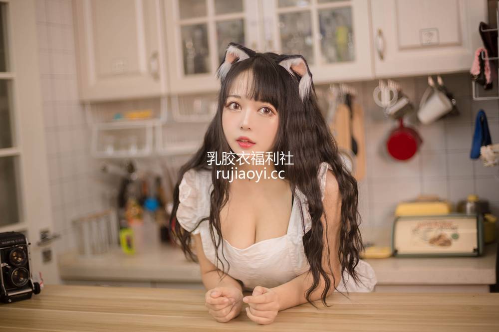 [网红杂图] 黑猫猫OvO – 厨房 [11P74MB]
