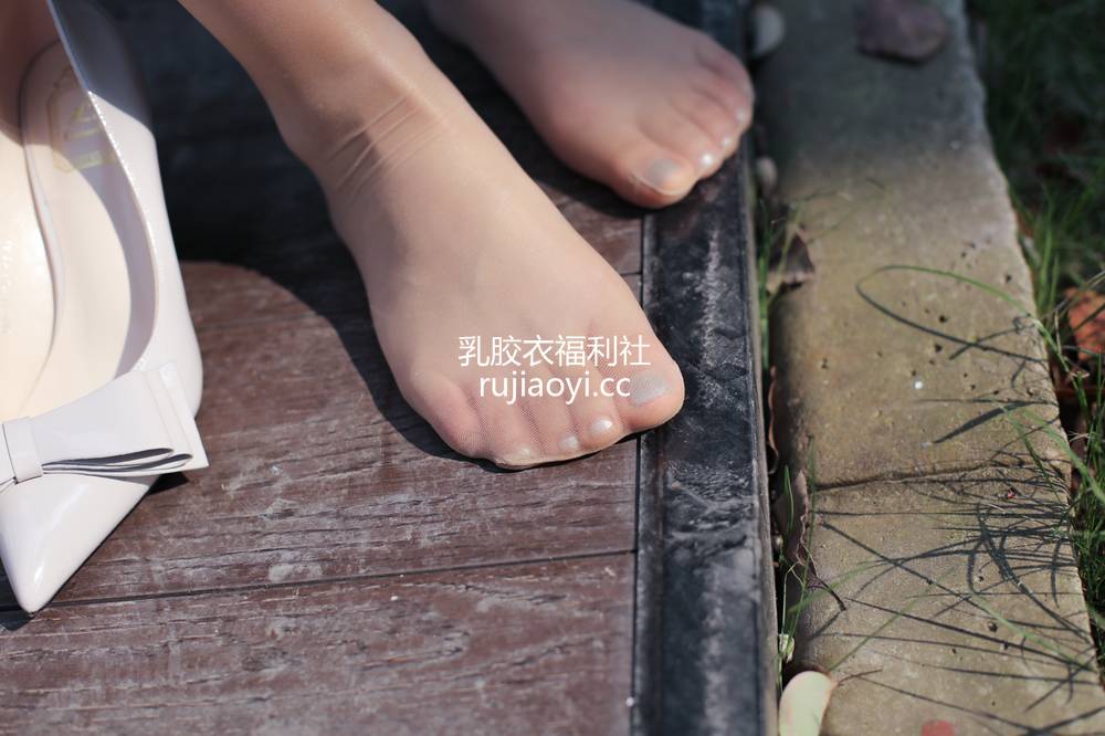 [奈丝写真] NO.048：高高-俏皮的蕾丝短裙 [39P447MB]