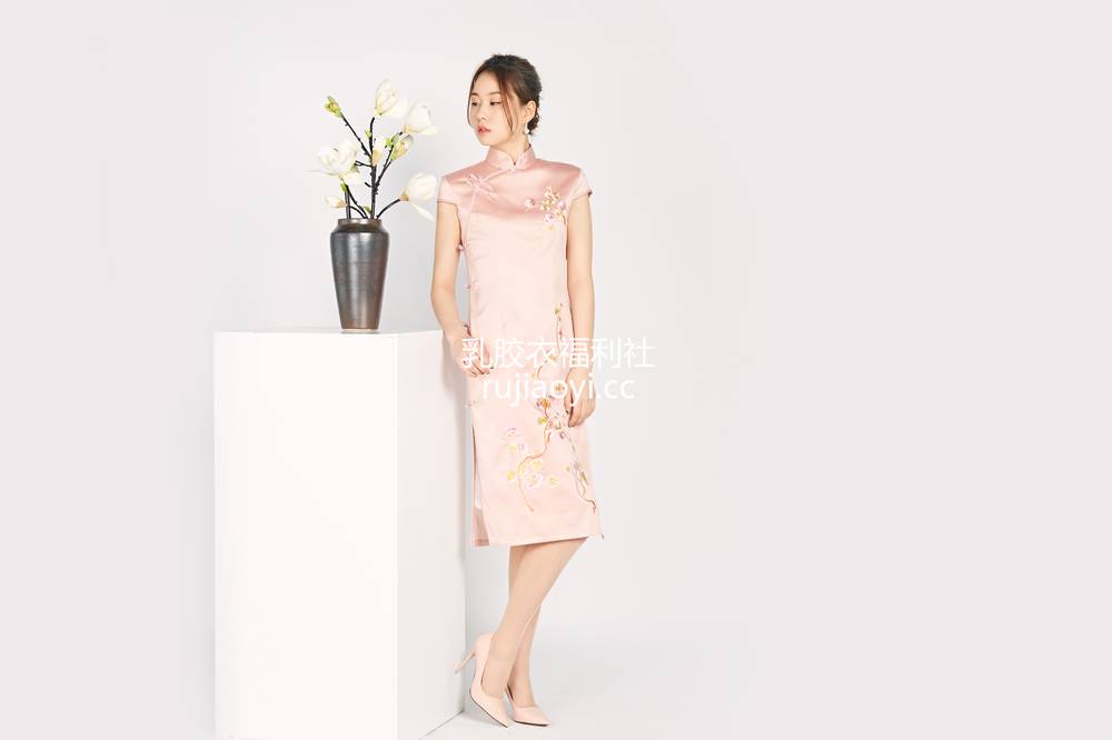 [奈丝写真] NO.051：璐璐 一身裸粉 [33P204MB]