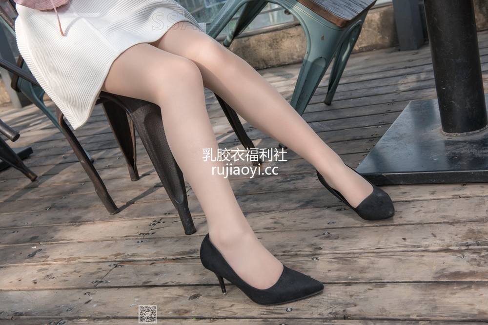 [SSA丝社] NO.052 西西的小白裙肉丝街拍足部特写 [99P176M]