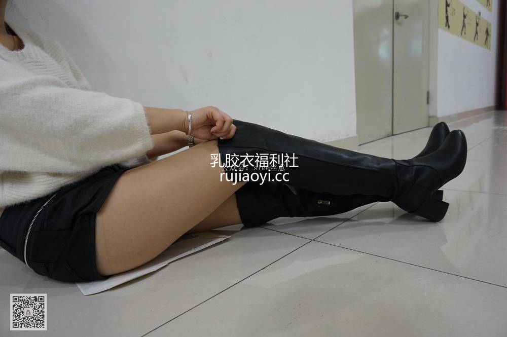 [SIEE丝意] NO.048 依依 长靴里的肉丝 [64P69M]