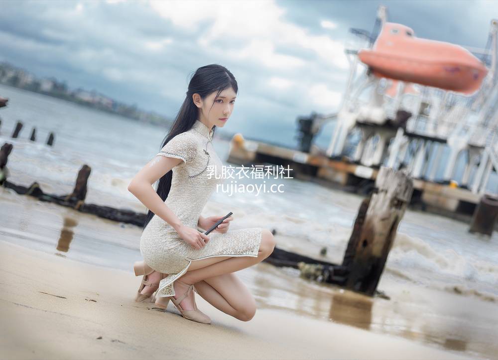 [网红杂图] 南桃Momoko – 白旗袍 [11P26MB]