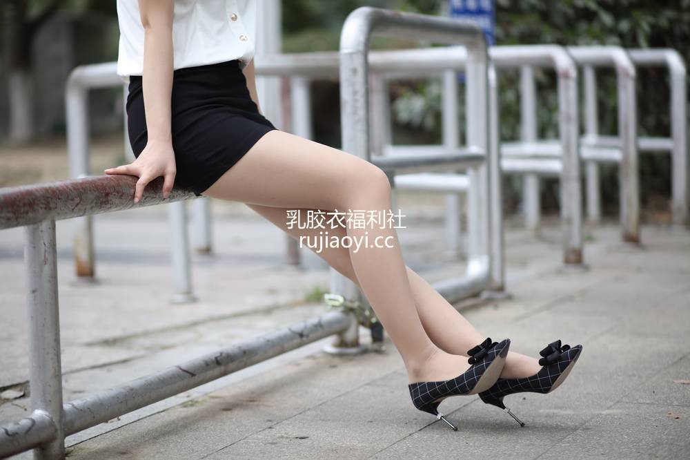 [奈丝写真] NO.116 高高-公园里的制服肉丝 [53P389MB]