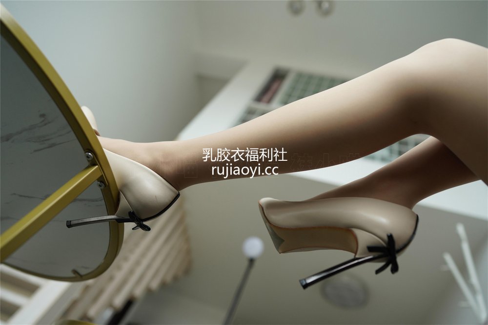 [KittyWawa袜小喵] – KT170《楼梯私密事》 [60P105MB]