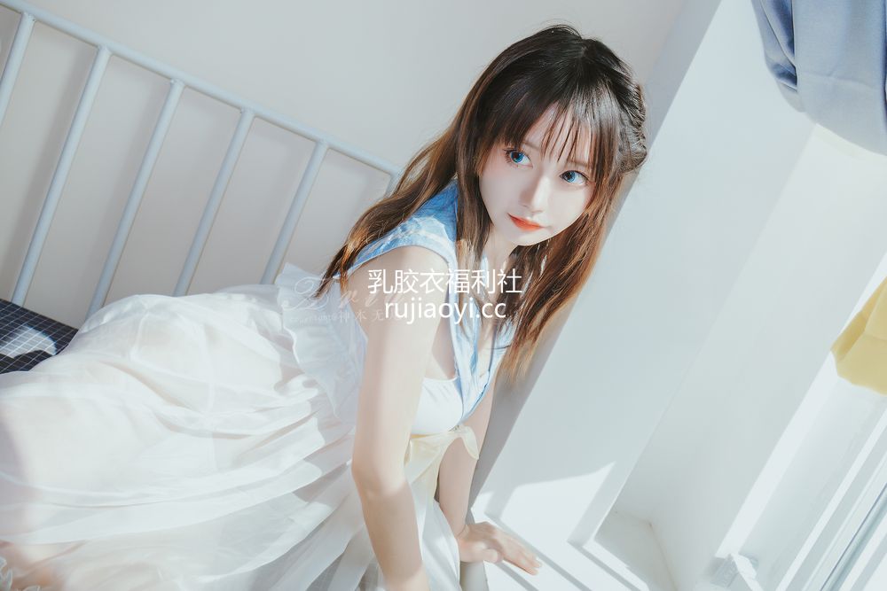 [网红杂图] 神本无尾 – 蓝色睡裙 [16P69M]